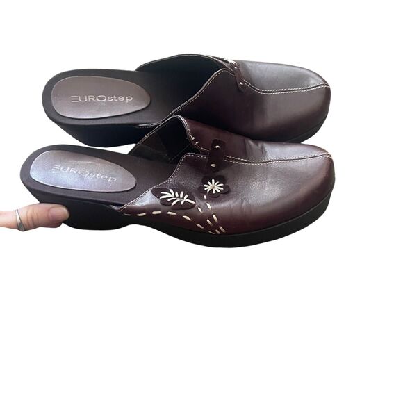 Eurostep Women's Size 7 M Brown Leather Floral Slip On Comfort Clogs - Picture 3 of 9